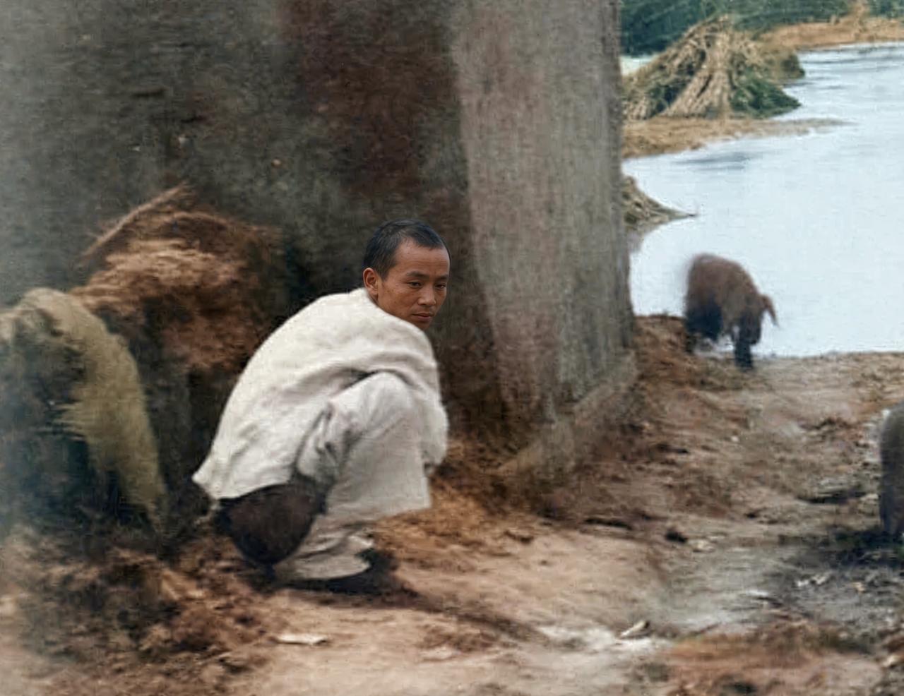 1889年（光绪十五年），天津城墙南垣与墙子河边，一个男人正蹲着如厕，姿势非常自