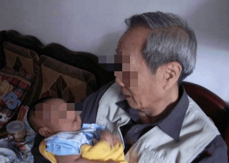 四个月大的孩子却不吃母乳, 是公公做了这事, 宝妈看到与之大吵