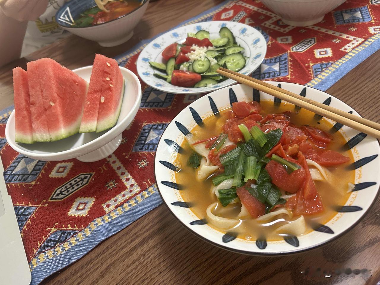 周末和节假日的一日三餐和作息时间都是紊乱的。这会儿才吃了午饭，是因为我们三个