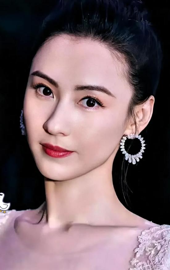 王菲肯定不舒服，明明她是谢霆锋的正牌女友，明明她才是谢霆锋最爱的女人，结果现在所