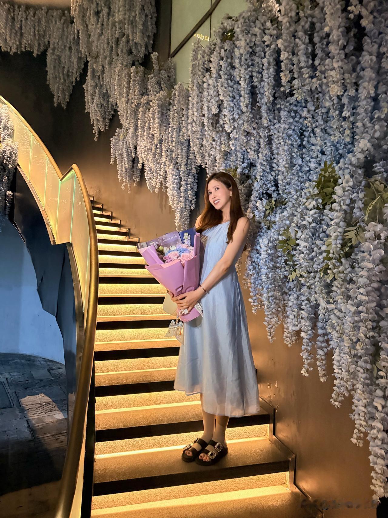 26日，演员李多海在Instagram上传了多张照片。照片中，李多海身着一袭蓝色