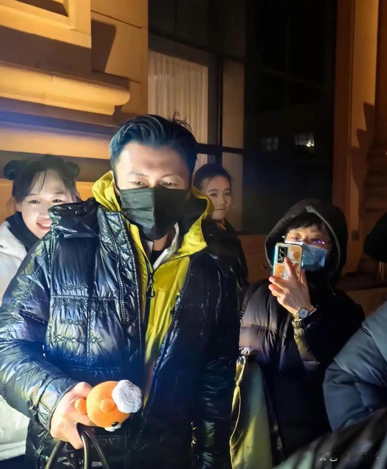 谢霆锋在哈尔滨吃铁锅炖被偶遇，一头白发但状态超好，啃着鹅脖子说“最嫩”，看到锅包