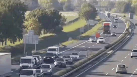 “良好的开车习惯，关键时候是真能救命啊”！这是发生在高速公路上的一件