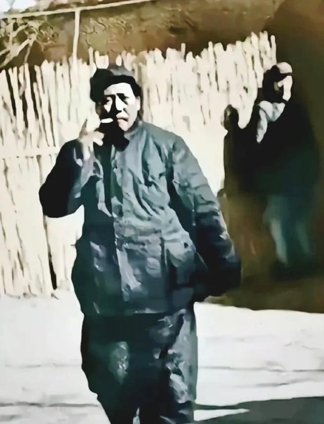 未出茅庐，已知天下七分，洞察秋毫。高瞻远瞩，决胜于千万里之外。有人足不出户，就