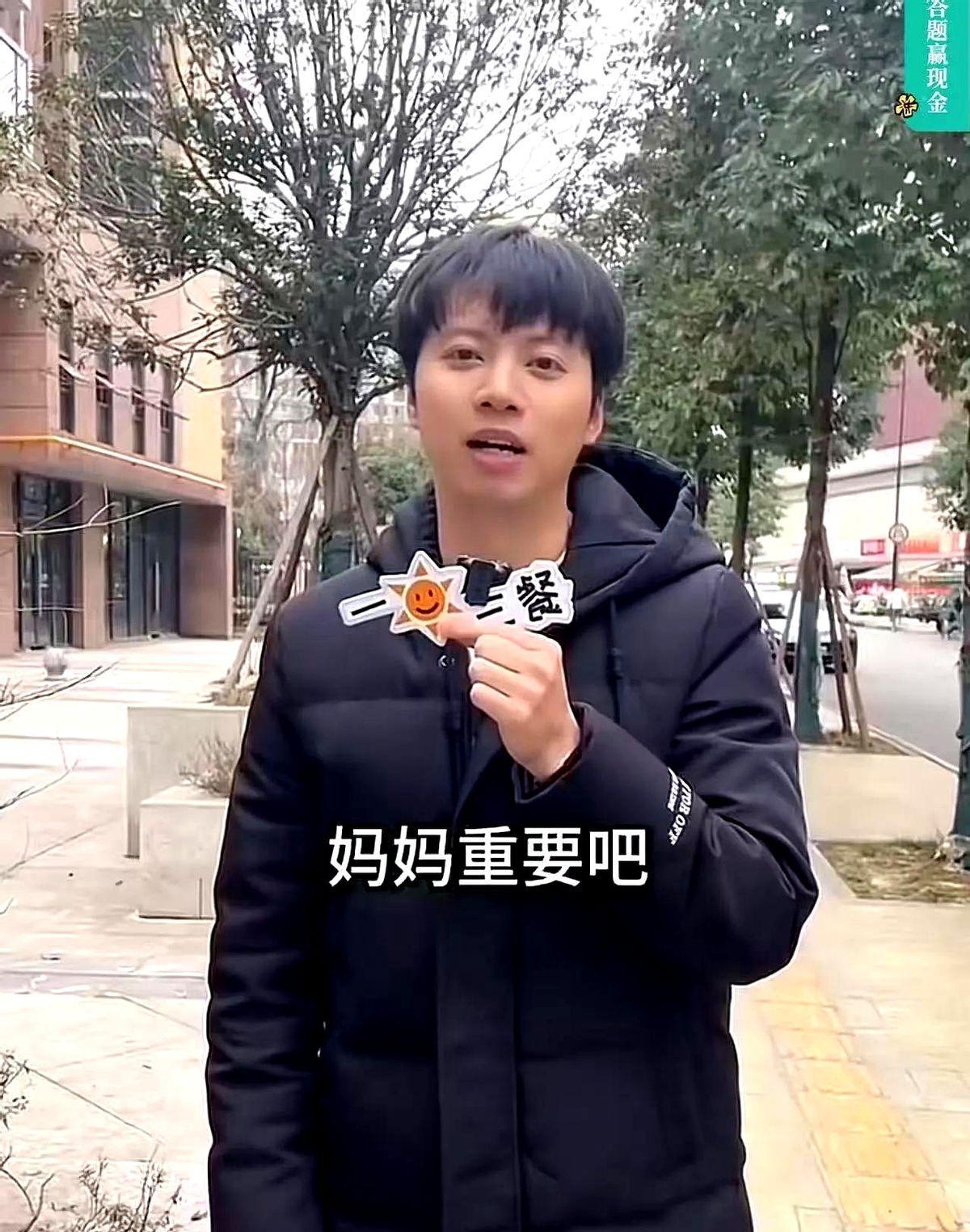 “爸爸重要还是妈妈重要？”记者在街头采访了几个男生，他们的回答让网友炸锅了！有