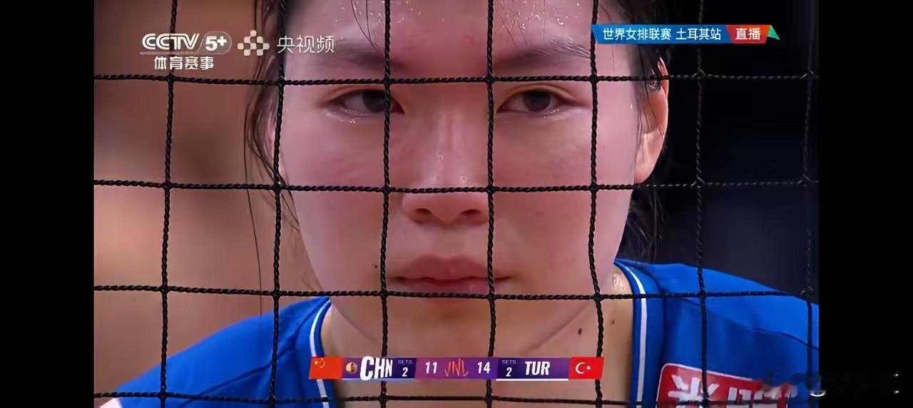 在女排世联赛土耳其安卡拉站的最后一场比赛中，中国队对阵东道主土耳其队。比赛进入第