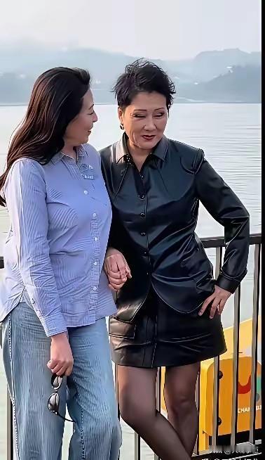 谁一眼看出这是张凯丽了。都知道张凯丽夏天喜欢穿短裤，没想到她冬天也喜欢穿短裙。