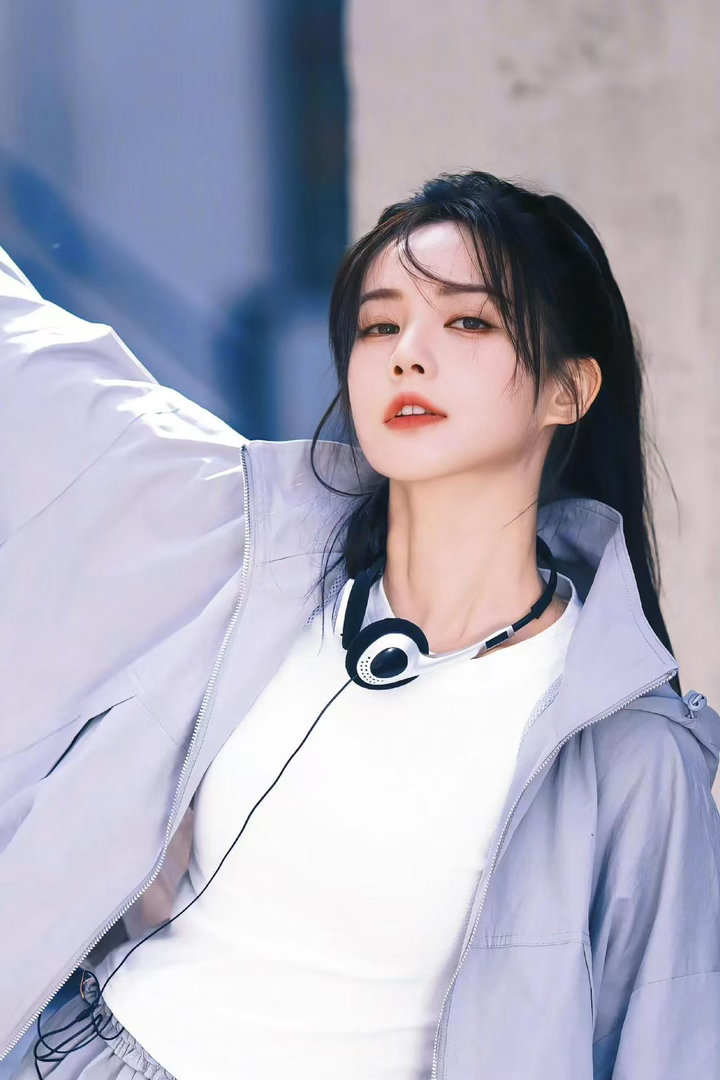 谁把李一桐挤成这样了 救命！这是什么反差萌！被挤得一脸懵圈，却依然努力营业，真实