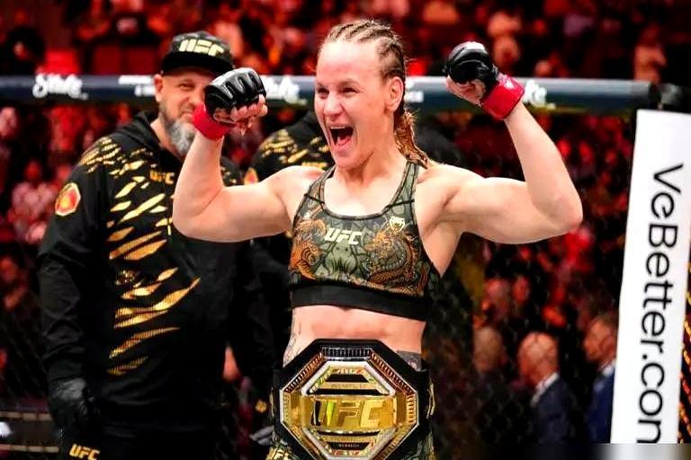看着UFC322那晚的计分牌，很多人以为张伟丽“跌了一跤”，还有人嘀咕何必升重。