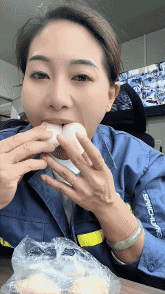 她可真能吃啊，自助餐厅真不欢迎她！