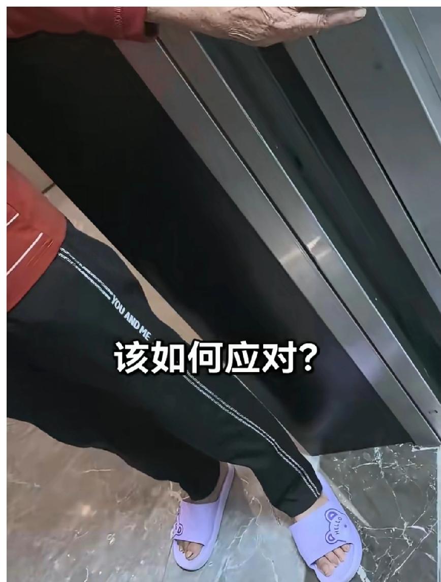 广东茂名。网友爆料:该小区每天早上都上演着奇葩一幕！一位婆婆准时守在电梯口，强