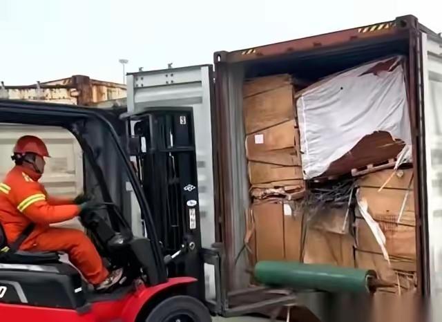 青岛黄岛海关最近查获了一起让人火大的走私案。一个申报为普通五金配件的集装箱里，层