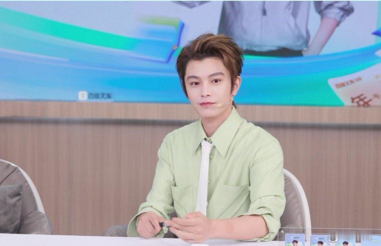 丁禹兮白月光学长有脸了丁禹兮真的是我心中的白月光学长！穿上浅绿色的衣服，整个气