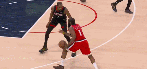 看看哈登这球在身体完全失去平衡的情况下依然能把球抛进篮筐，太神奇了！杜兰特完全