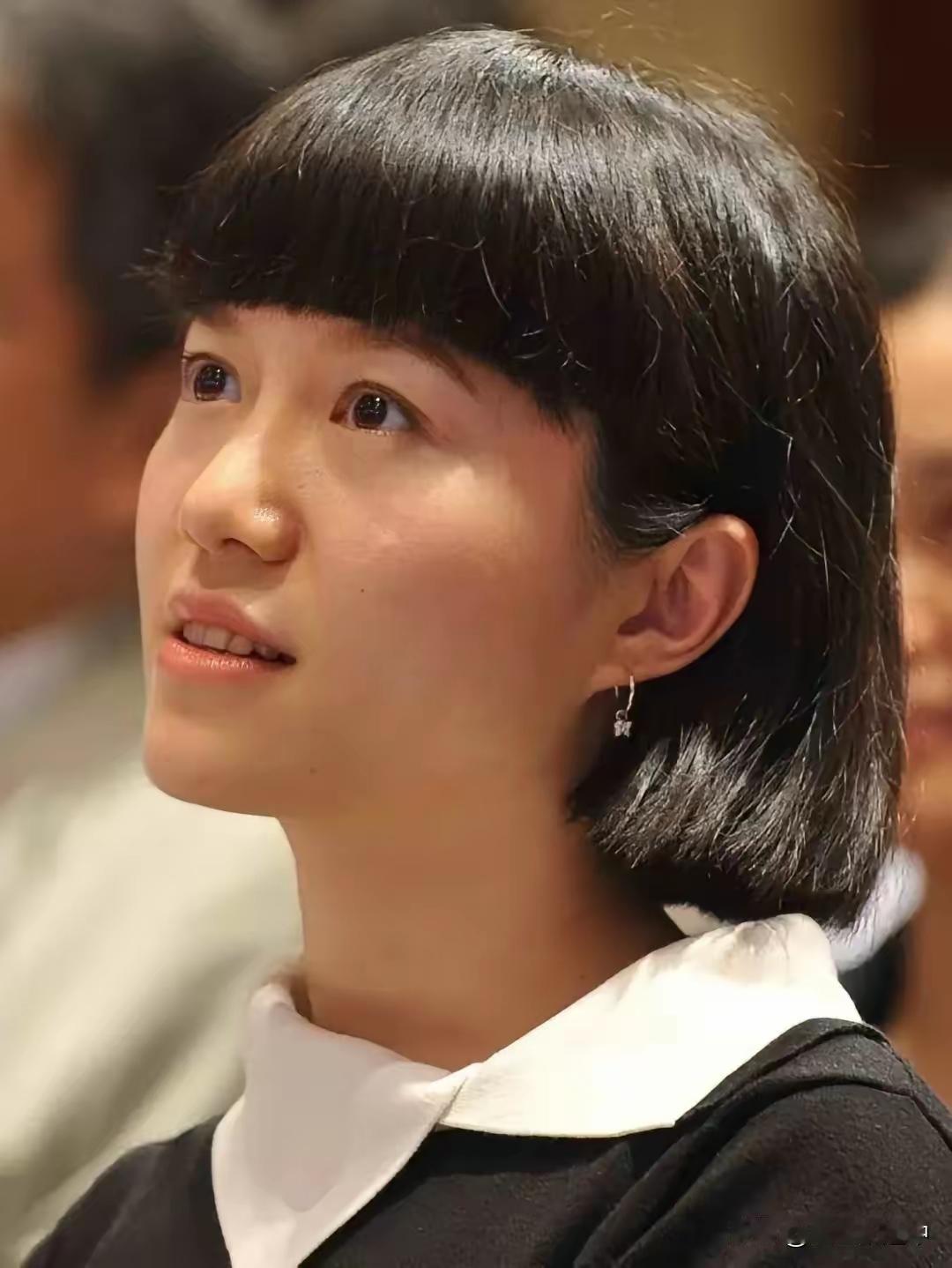 杨老去世后，翁帆悄悄搬离旧居，住进普通教授公寓，穿35元帆布鞋，埋头整理34箱手