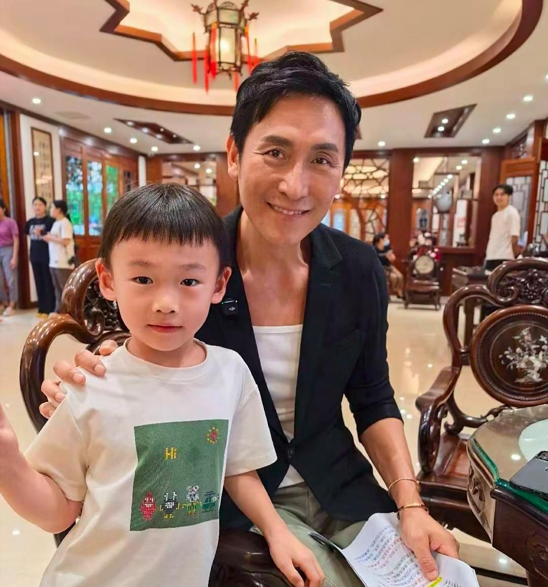 57岁TVB男星马德钟在湖南长沙一家酒店被偶遇，他现在非常瘦，脸部都瘦脱相了，整
