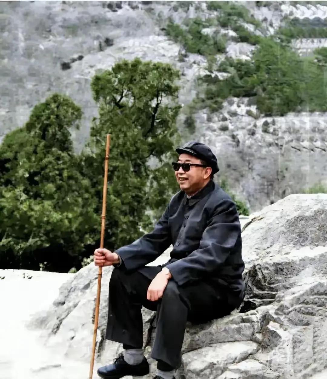 1981年11月21日，华国锋同志登临泰山，在中天门附近的伏虎石上稍作休憩，此时