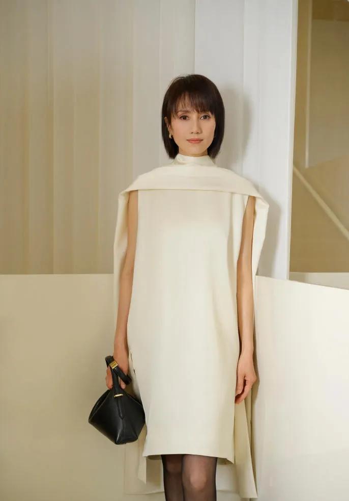 袁泉的穿搭真的太有参考性了！白色无袖连衣裙，独特披肩剪裁尽显知性风黑丝+黑色