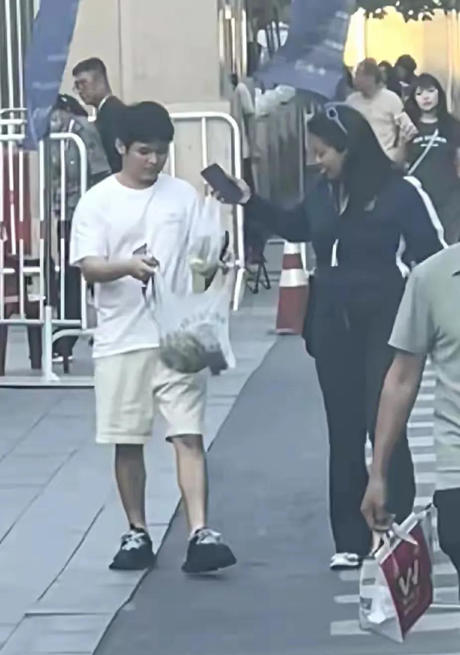 小石头真是太逗了，到达新疆以后，心态很放松，也不用多想什么比赛，先出来逛逛街，买