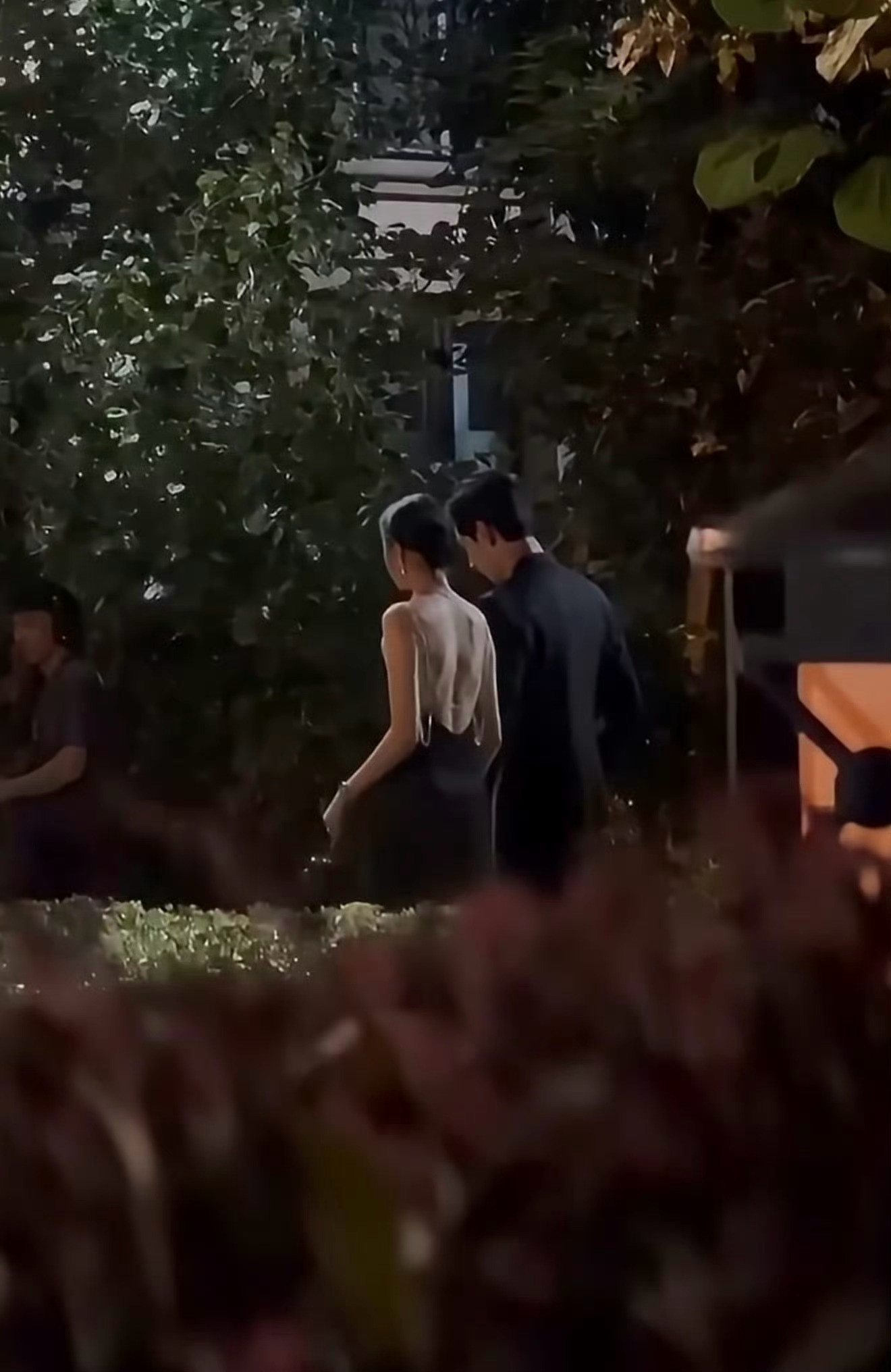 关晓彤背链这背链绝美，关晓彤气质拉满，身材管理太牛了
