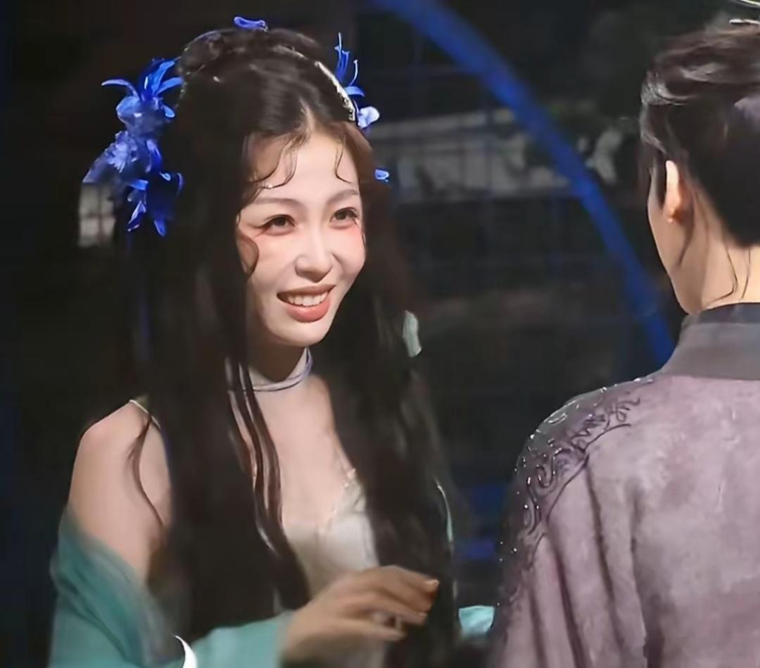 虞书欣这牙花子和法令纹真是令人堪忧，侯明昊也太难了