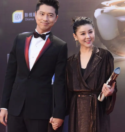 李静问李小萌："你21岁就跟王雷好了，中间没再换过吧？"李小萌摇头："没有。"李