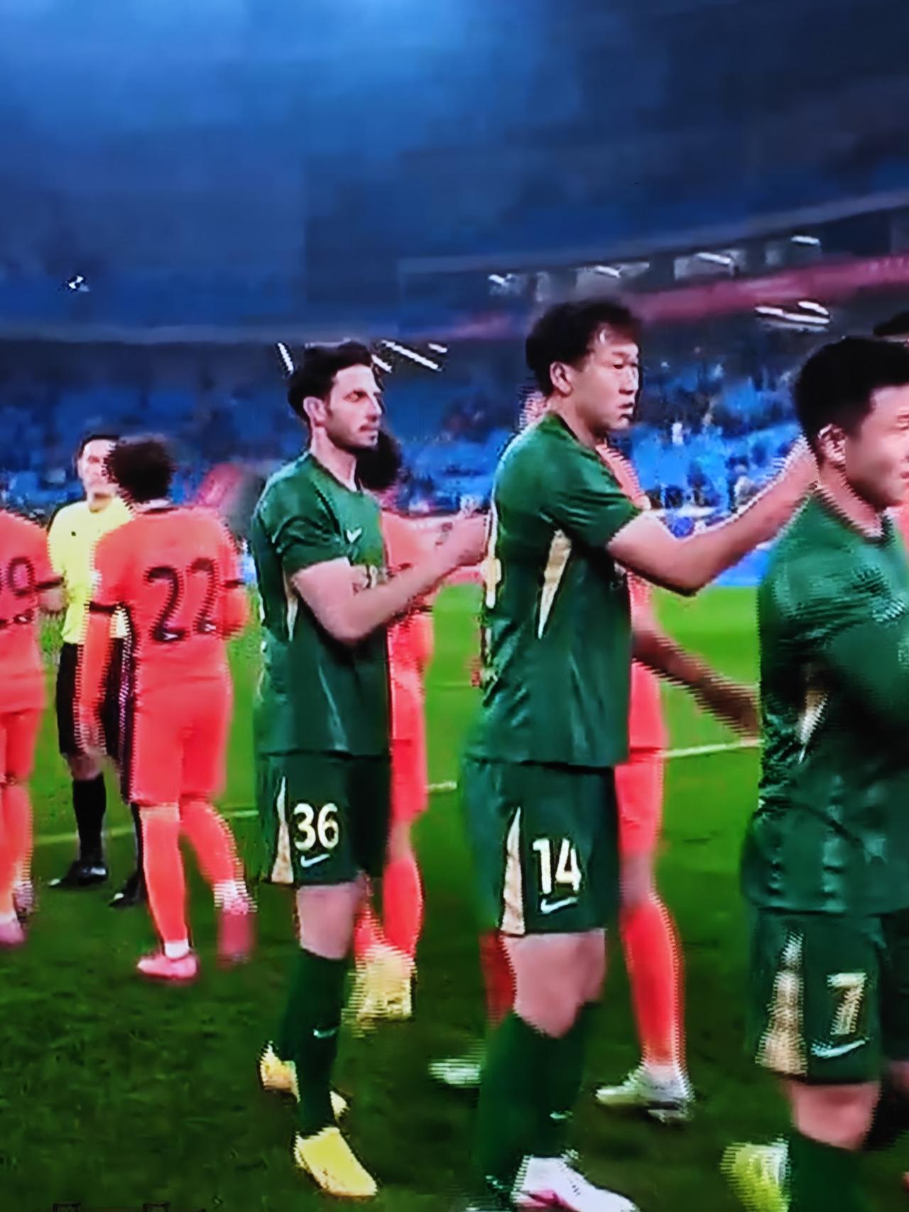 青岛海牛和青岛西海岸以后就叫青岛双熊吧[笑着哭]一支球队上下赛季6分，两只球队就是