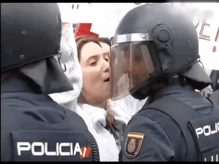 老婆街头骂政府，老公穿警服站她旁边？这画面我真笑喷讲真，西班牙这幕太逗了。