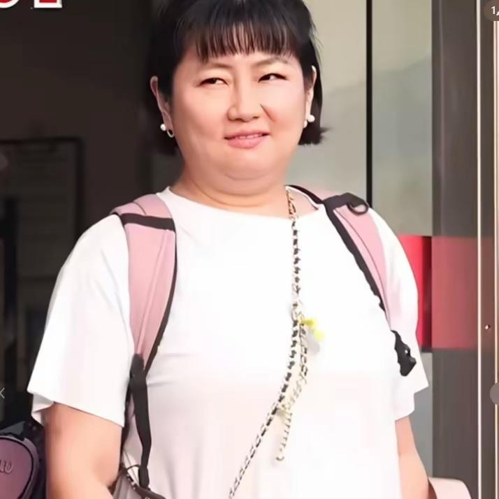 “SHE女子组合”44岁Selina任家萱近况曝光，体重超160斤，露出双下