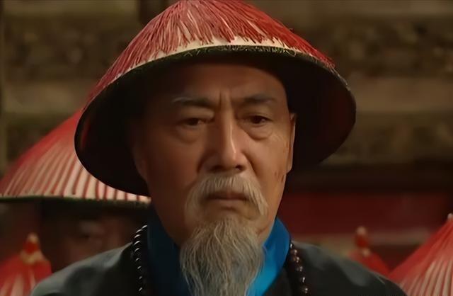 康熙临死前，突然将宠臣张廷玉连降三级。面对以为大祸临头的家人，张廷玉笑着说：“为