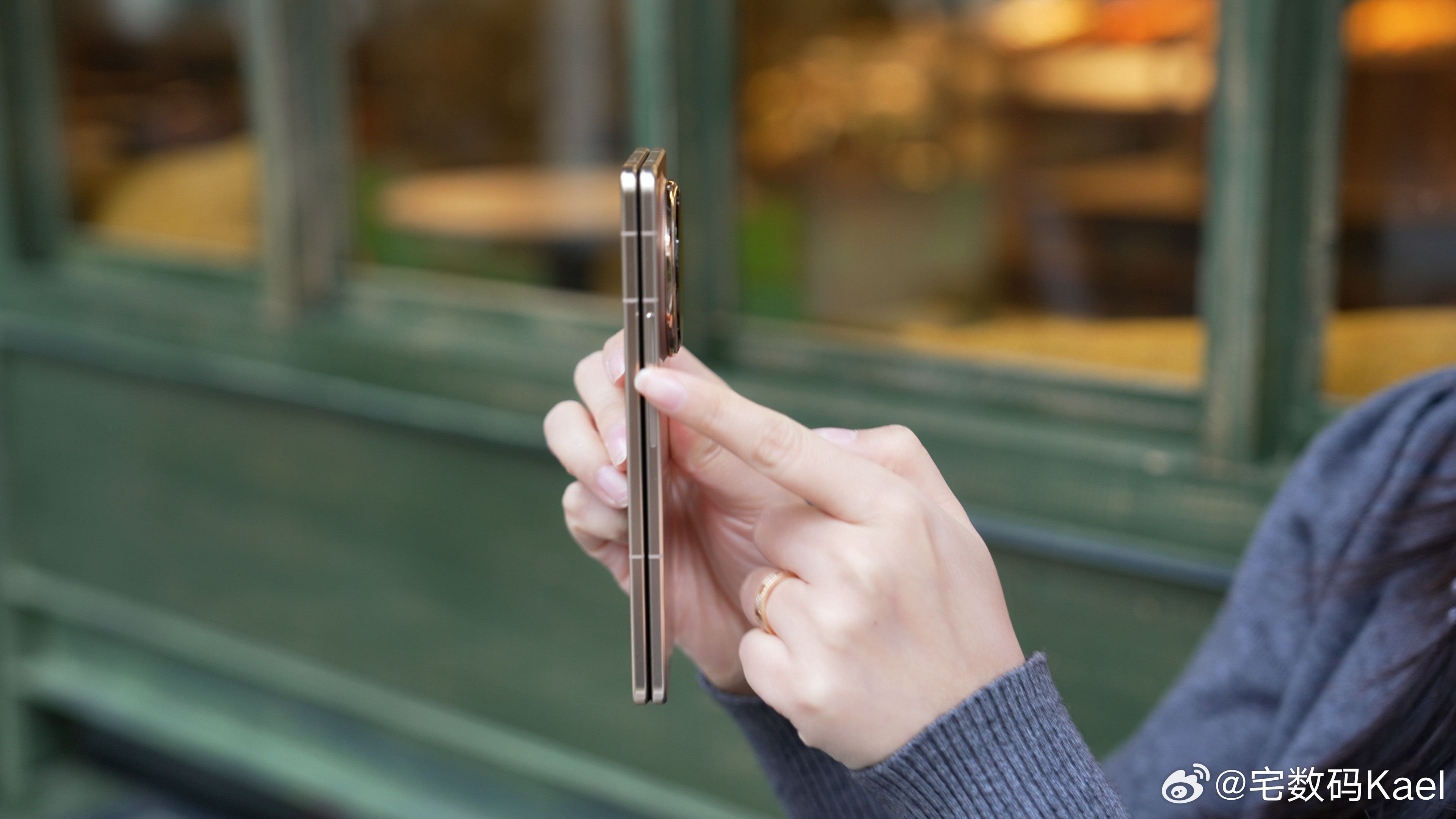 之前拍的一组荣耀MagicV6。讲真啊，荣耀这回的折叠屏，配置拉满，金色看着贼