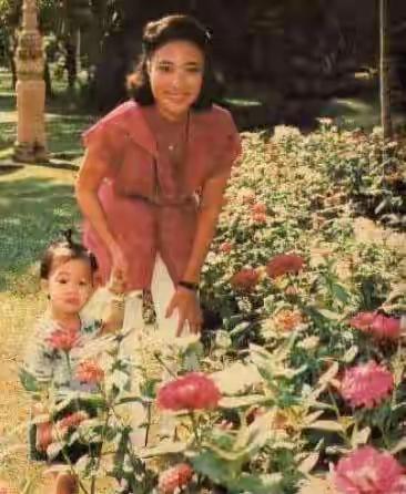 虽然泰王当时出轨了二妃子，但拥抱着女儿帕查拉公主的颂妃笑得依然灿烂，毕竟她有钱健