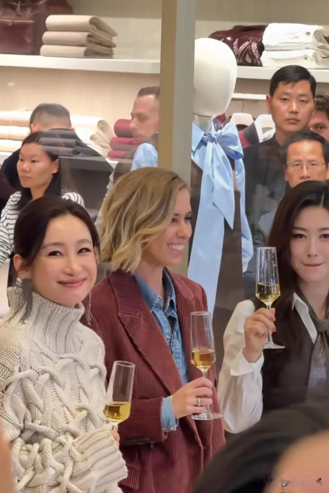 神奇啊！内娱最喜欢的两大气质美女同框了！秦海璐和朱珠现身上海同场参加活动，秦海