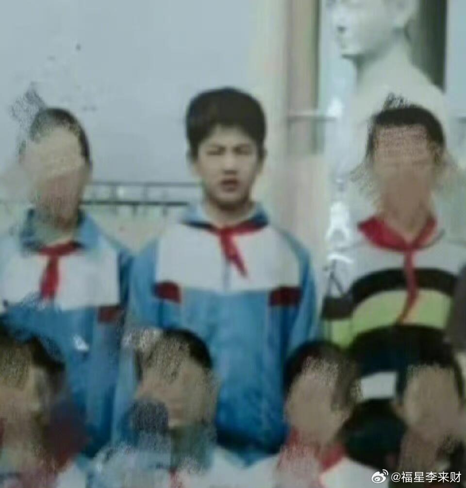 集齐了张凌赫小学初中高中毕业证，现在证件照也有了，张家玮这透明的一生。