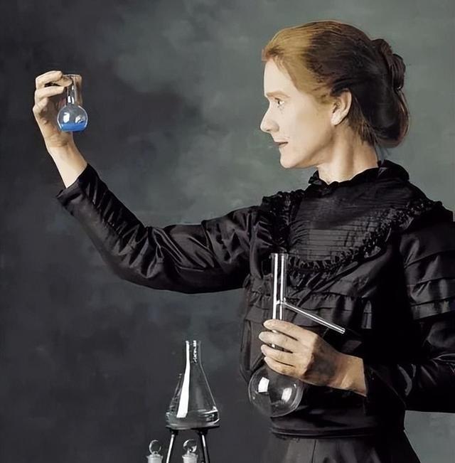 1910年，44岁的居里夫人起床去上课，学生朗之万一把搂住她：“5年了，我不想再