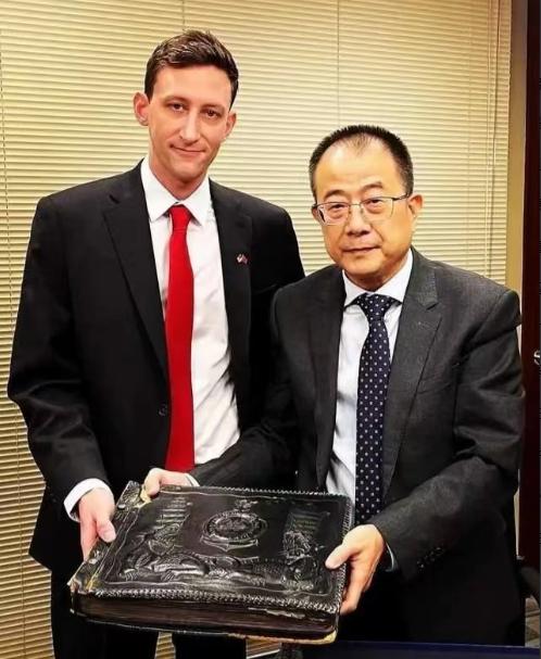 2022年，美国小伙顶住死亡威胁，毅然将记录“南京大屠杀”的相册无偿捐赠给中方。