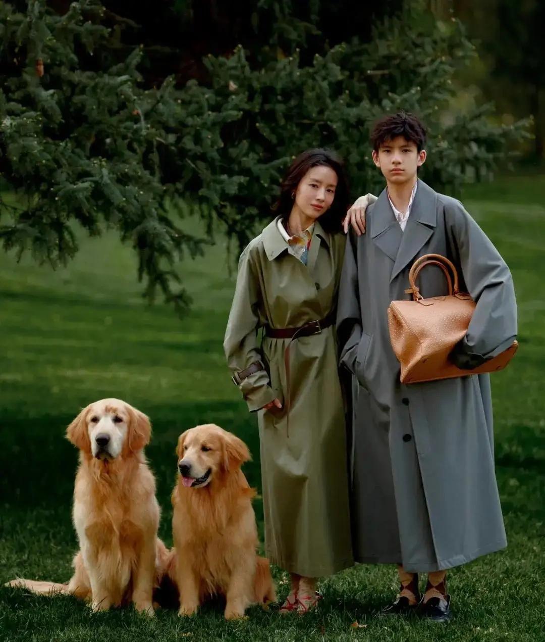 董洁的儿子真会长，完全继承了父母的优点，从小帅到大。感觉还是更像妈妈多一些。