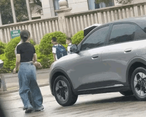 同样是保安，做人的差距怎么就如此巨大呢？近日福建三明学校保安暴击女司机和湖南省