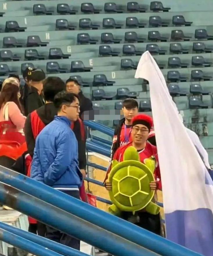 国安踢亚冠，似乎已经习惯性诬陷泰山球迷了。无论场边的球迷是哪里的，只要是中国面