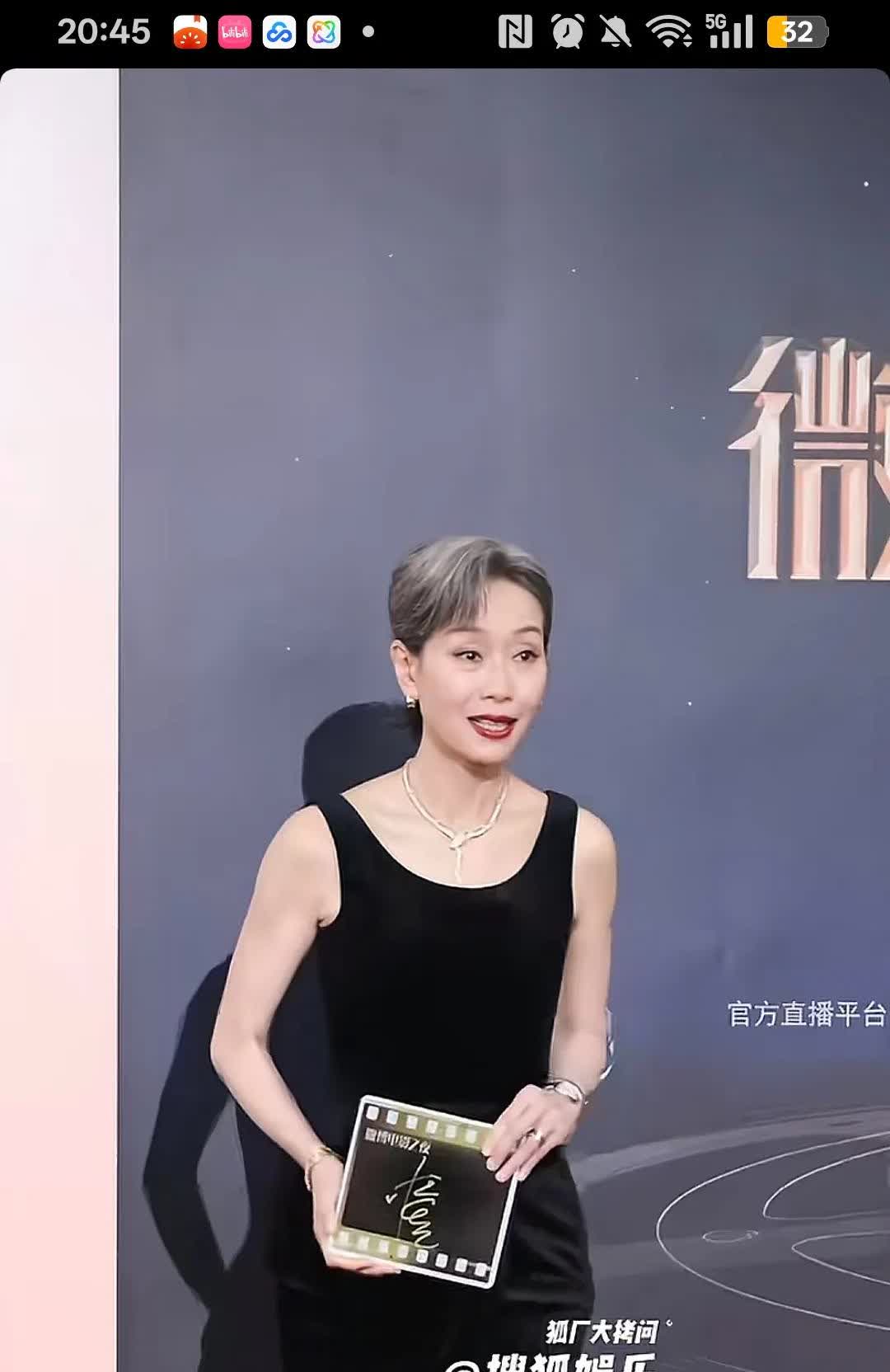 谁懂啊，62岁的叶童，身材真的是绝绝子啊，全是肌肉，好有力量感的身材！骨相好，不