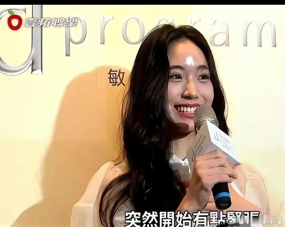 小S的二女儿Lily镜头前笑得挺甜挺，别看年纪不大但营业经验很足。家里开销这么大