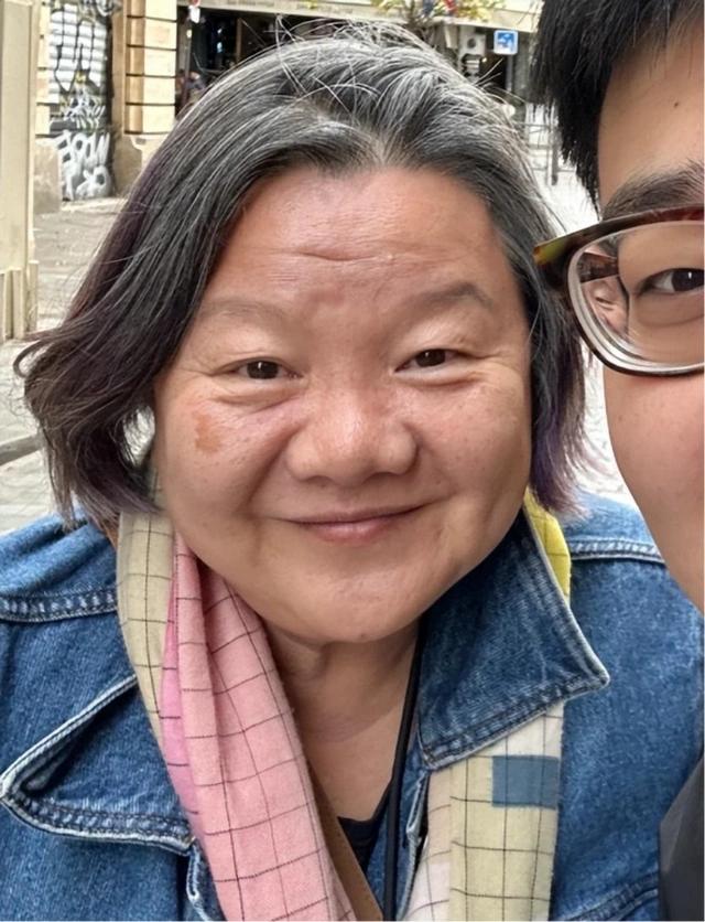 洪晃打心眼儿里烦那个“进门就扒门缝算计”的亲姥姥谈雪卿，可对姥姥头婚生的儿子谈炯