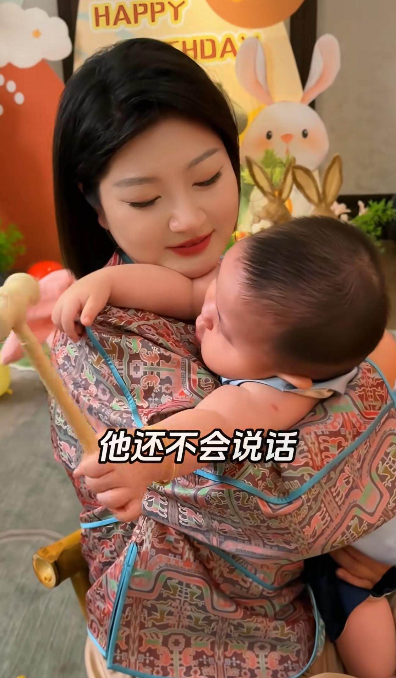 大家还记得吗？那个在泰国被丈夫推下悬崖的王暖暖，儿子已经一周岁了。更不可思议的是