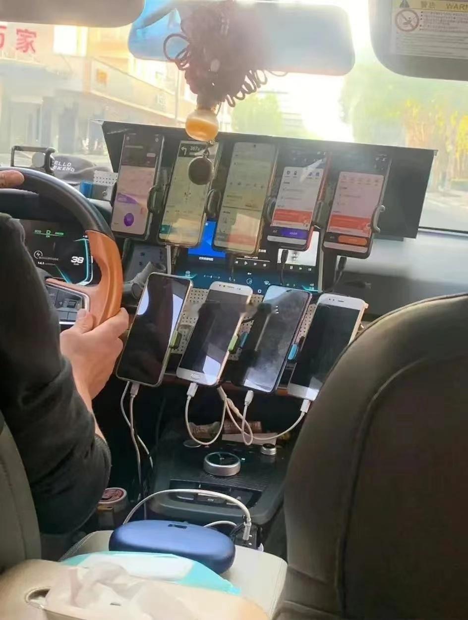 曾经在汽车媒体月薪一万多块钱的小兄弟去年开始就失业了，然后就开始跑网约车，昨天跟