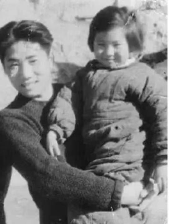 血脉自带羁绊！从未相见的兄妹，初见便亲昵相拥。翻看1946年延安留存的珍贵