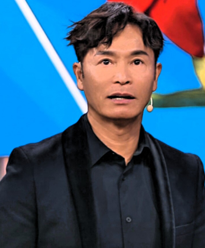 自然老去的看着就是舒服。63岁的欧阳震华和60岁的郭晋安近日共同参加一档节目。
