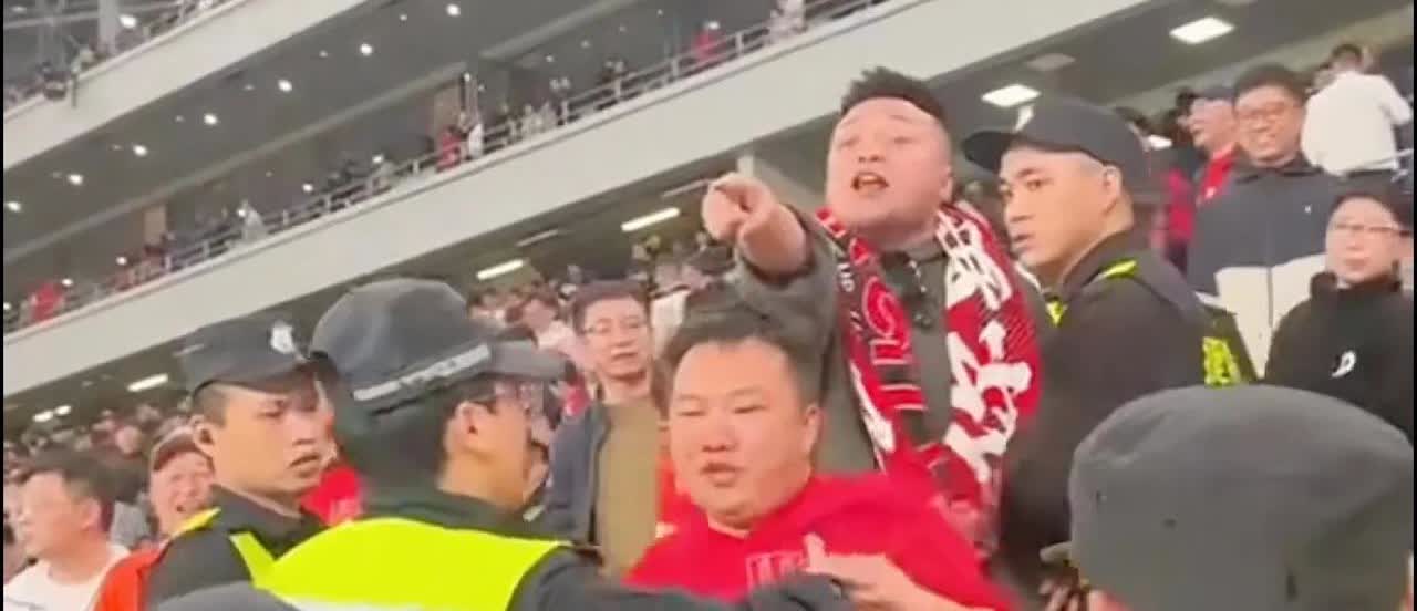 现在大连主场热度最高的也许就是和成都这场了，8月8的梭鱼湾必定又是爆满！成都球迷