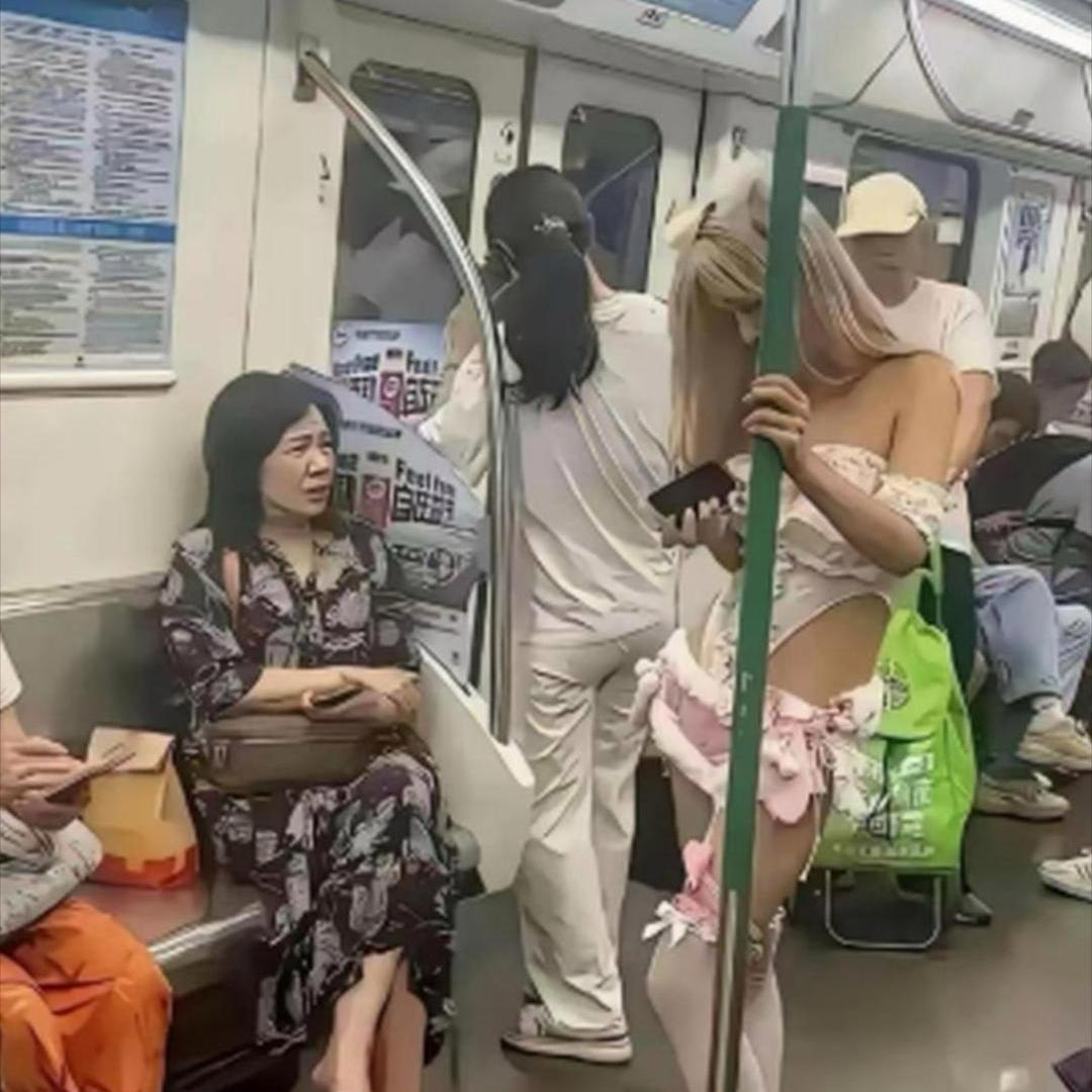 地铁这身穿搭，全车乘客都看呆了上海地铁偶遇造型特别的人，穿搭十分大胆，一旁
