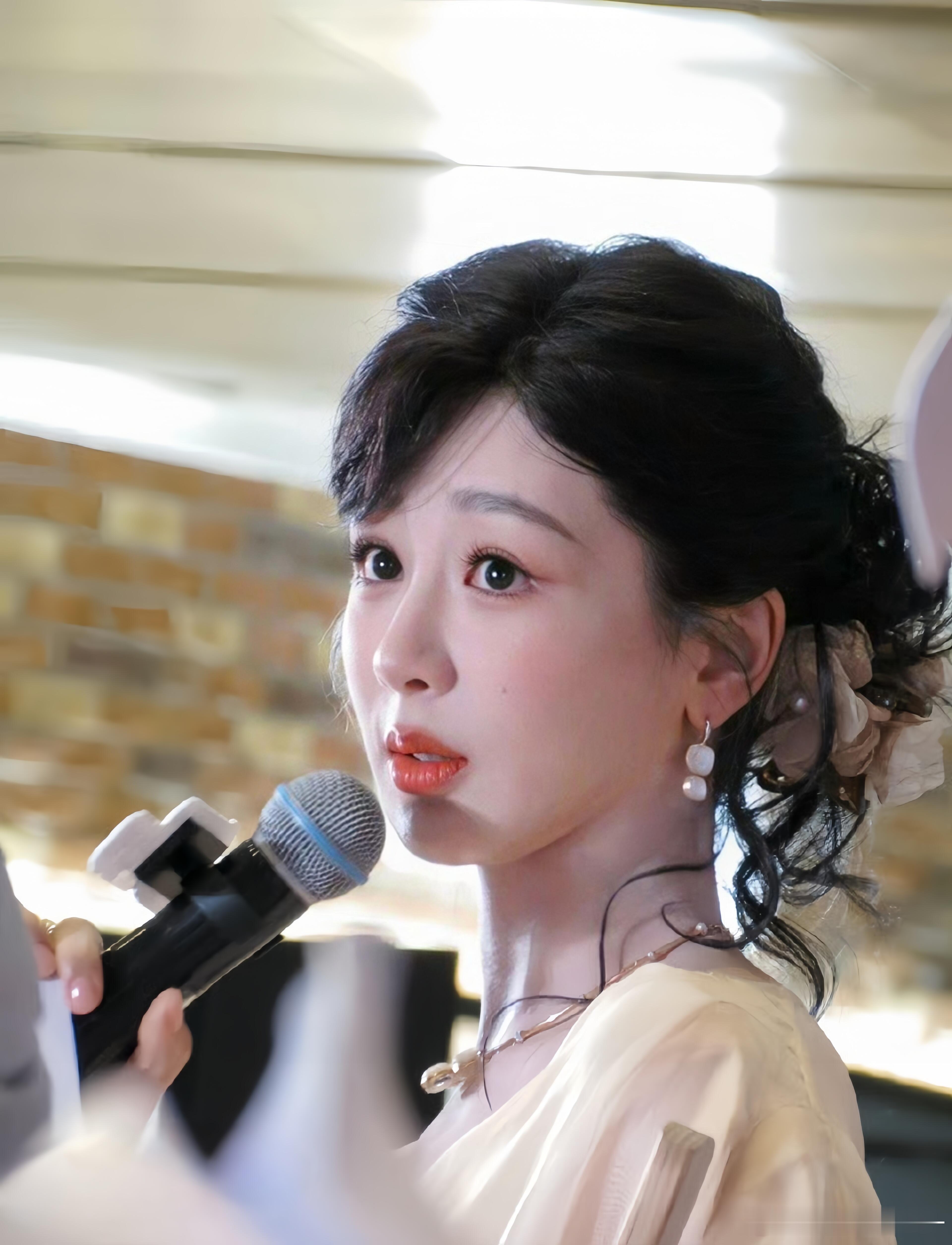 杨紫生图直出，软软糯糯的