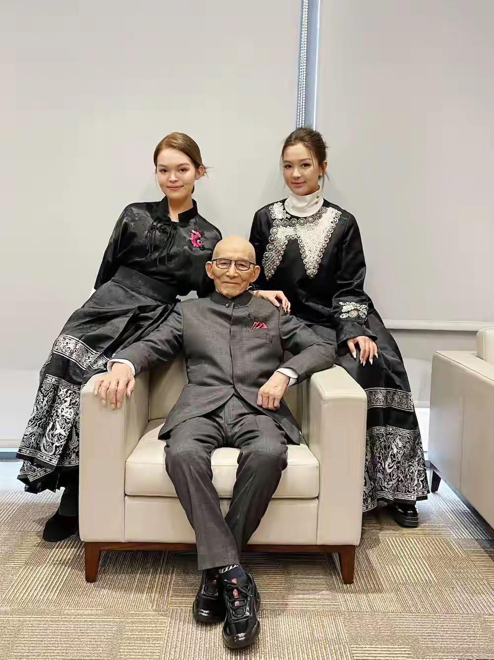 游本昌与两个孙女的幸福又温𧅥合影游本昌一身灰色中式风格的服装，戴着眼镜，慈